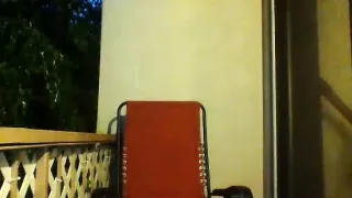 Verführerischer Mann entspannt sich in seinem Zimmer und filmt sich selbst mit der Kamera