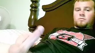 Sexy Schwuchtel spielt im Schlafzimmer und filmt sich selbst mit der Webcam