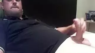 Niedlicher Mann schlägt innerhalb von Türen ab und erschießt sich selbst vor der Webcam