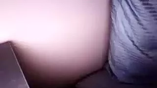 Gutaussehender Mann wichst in einem kleinen Raum und hält sich selbst vor der Webkamera fest