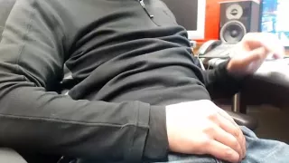 Verführerischer Mann holt sich zu Hause einen runter und hält sich vor der Kamera fest