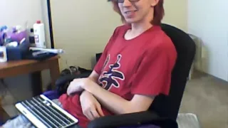 Charmante Schwuchtel spielt in einem kleinen Raum und filmt sich selbst mit der Computer-Webcam