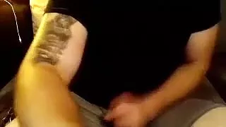 Juicy fag entspannt sich in der Wohnung und hält sich vor der Kamera fest