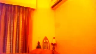 Charmanter Junge spielt innerhalb von Türen und hält sich mit der Kamera fest