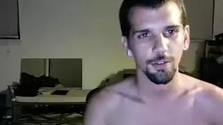 Gut aussehender Freund hat Spaß zu Hause und filmt sich vor der Webcam