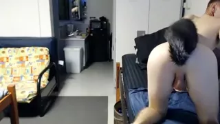 Komischer Kerl fickt in der Wohnung und hält sich vor der Webkamera fest