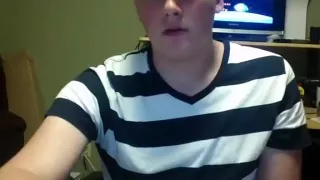 Sexy Schwuchtel vergnügt sich in der Wohnung und setzt sich per Webcam ein Denkmal