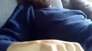 Gut aussehender Kerl holt sich im Schlafzimmer einen runter und verewigt sich vor der Computer-Webcam