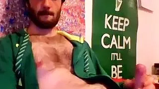 Winsome Dude spielt zu Hause und setzt sich vor der Kamera ein Denkmal