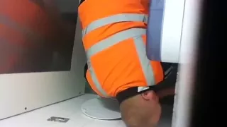 Schöner Mann masturbiert in der Wohnung und filmt sich selbst mit der Webkamera