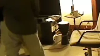 Die süße Schwuchtel masturbiert im Schlafzimmer und hält sich vor der Kamera fest