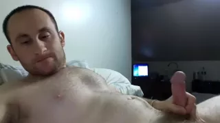 Attraktiver Kerl vergnügt sich in seinem Zimmer und filmt sich selbst mit der Webcam