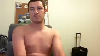 Verführerischer Homosexueller wichst in seinem Zimmer und erschießt sich vor der Computer-Webcam