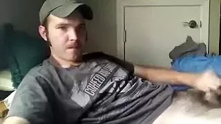 Faszinierender Junge vergnügt sich im Gästezimmer und hält sich per Webcam fest