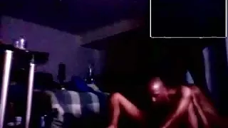 Schöner Schwuler masturbiert im Gästezimmer und hält sich per Computer-Webcam fest