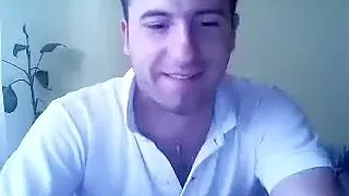 Schöner Kerl holt sich im Gästezimmer einen runter und verewigt sich vor der Webcam