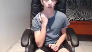 Süßer Schwuler fickt zu Hause und filmt sich selbst mit der Webcam