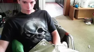 Die nette Schwuchtel amüsiert sich in ihrem Zimmer und verewigt sich vor der Webcam ihres Computers