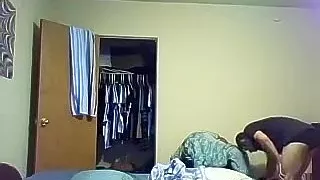 Bezaubernder Kerl wichst im Schlafzimmer und dreht sich vor der Kamera