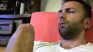 Der verführerische Freund wichst in einem kleinen Raum und hält sich vor der Kamera fest