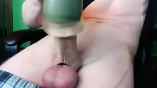 Dishy Homosexueller masturbiert im Schlafzimmer und hält sich per Webcam fest
