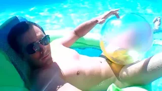 Frecher Kerl holt sich in seinem Zimmer einen runter und verewigt sich vor der Webkamera