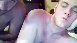 Bezaubernder Kerl wichst in Türen und filmt sich selbst vor der Webcam