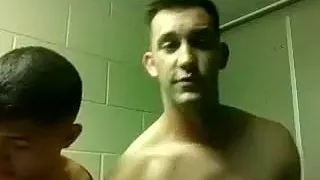 Verführerische Schwuchtel wichst zu Hause und hält sich vor der Kamera fest