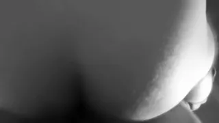 Heißer Freund wichst in einem kleinen Raum und hält sich vor der Kamera fest