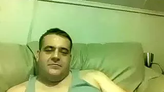 Attraktiver Homosexueller masturbiert innerhalb von Türen und filmt sich vor der Webcam