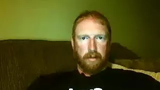 Der hübsche Freund holt sich im Gästezimmer einen runter und filmt sich vor der Webcam