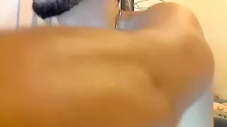 Die süße Schwuchtel entspannt sich im Schlafzimmer und filmt sich selbst mit der Kamera