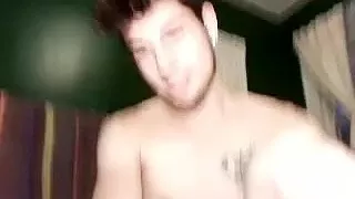 Heißer Schwuler fickt in einem kleinen Raum und hält sich vor der Webcam am Computer fest