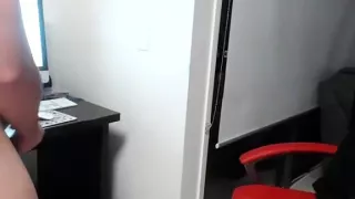 Hübscher Kerl vögelt zu Hause und erschießt sich vor der Webcam