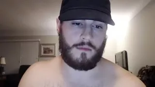 Verführerischer Mann masturbiert in der Wohnung und filmt sich selbst per Webcam