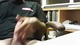 Sexy Homosexueller wichst sich in der Wohnung und filmt sich selbst vor der Webcam