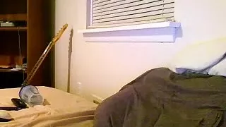 Heiße Schwuchtel fickt innerhalb von Türen und hält sich vor der Webcam fest