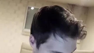 hübscher Freund masturbiert in seinem Zimmer und hält sich per Webcam fest