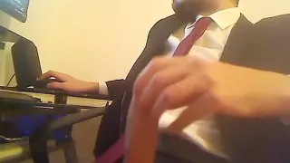 Bezaubernder Homosexueller vergnügt sich zu Hause und filmt sich mit der Computer-Webcam