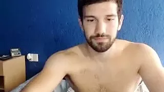 Hübscher Freund wichst im Gästezimmer und filmt sich mit der Webkamera