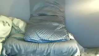 Gut aussehender Mann wichst zu Hause und hält sich vor der Kamera fest