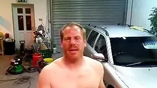 Süße Schwuchtel spielt im Schlafzimmer und erschießt sich vor der Computer-Webcam