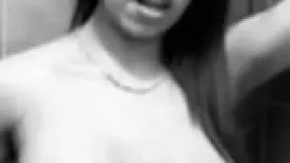 Schwarzer und weißer heißer Clip eines spanischen Playgirls, das mit ihren Liebesmelonen spielt