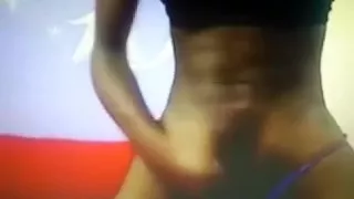 Vollbusiger, dunkelbrauner Ladyman wichst ihren großen Schwanz vor der Webcam