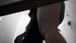 Mit versteckter Webkamera in der Umkleidekabine gefilmt und mit Höschen bekleidet