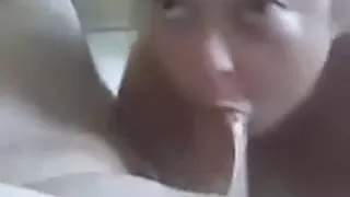 Stämmige und ungeduldige weiße Hure gibt mir bewundernswerten Blowjob-Sex