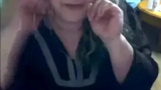 Reife, korpulente, schwarzbraune Schlampe benutzt ein Ehegerät, um sich selbst vor der Webkamera zu befriedigen