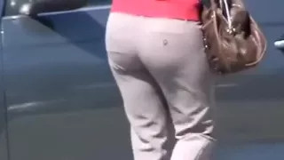 Ich liebe es, hübschen Frauen mit schön geformten Hintern nachzuspionieren