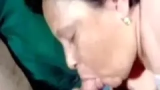 Alte Oma nimmt nicht so großes Weenie in ihrem Gesicht auf Blende auf Kamera