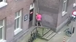 Pink shirt fellow drilled his honey in the wazoo right on the street